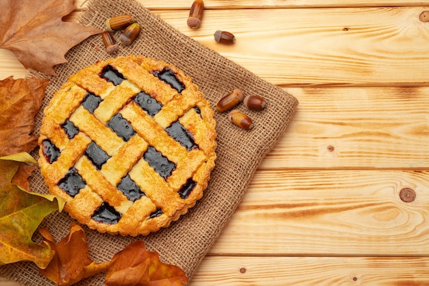 Photo top view of a pie on wooden board