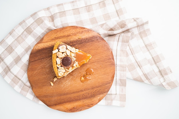木製プレート上のチーズケーキの上面図自家製のベーキングコンセプト