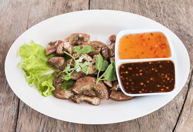 Вид сверху Свинья в кишечнике на гриле еда в тайском стиле