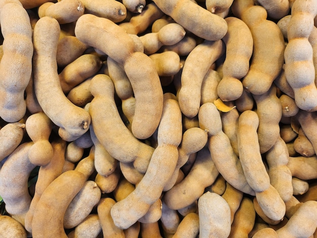 Foto vista dall'alto di un mucchio di frutti di tamarindo maturi tamarindi maturi dolci