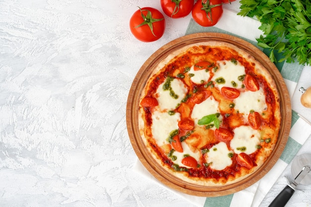 회색 표면에 피자 마르게리타의 상위 뷰