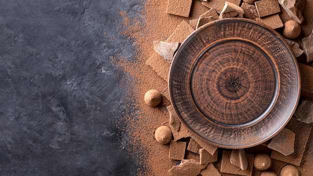 Vista dall'alto del piatto con cioccolato e cacao in polvere