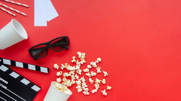 Photo top view popcorn with cinema clapperboard on the table