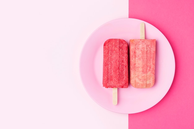 Photo top view popsicles on a plate