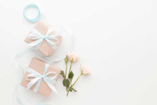 Photo top view of presents with ribbon and roses