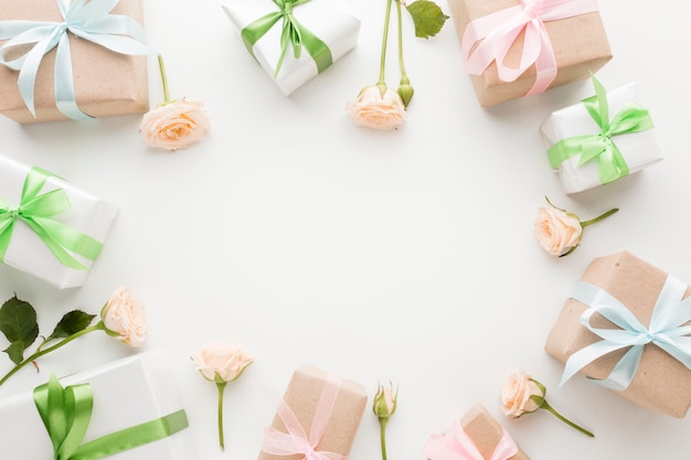 Photo top view of presents with ribbons