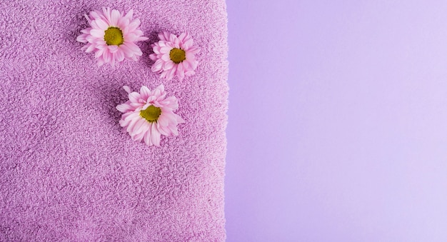 写真 トップビューの紫色の花とコピースペース付きタオル