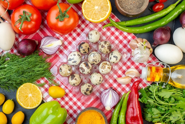 вид сверху перепелиные яйца с зеленью и свежими овощами на темном фоне цветная еда обед закуска салат здоровое диетическое питание