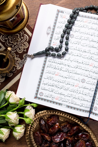 Photo top view quran verses on desk