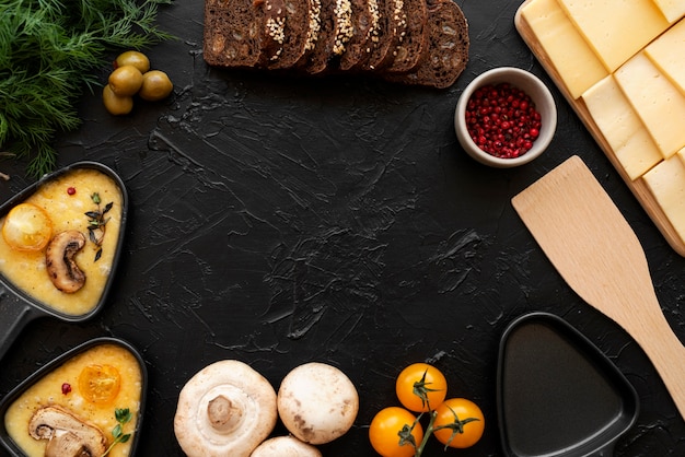 Foto vista dall'alto del piatto per raclette con ingredienti e cibo delizioso