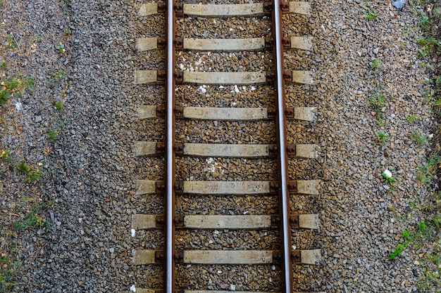 Vista dall'alto dei binari della ferrovia su ghiaia