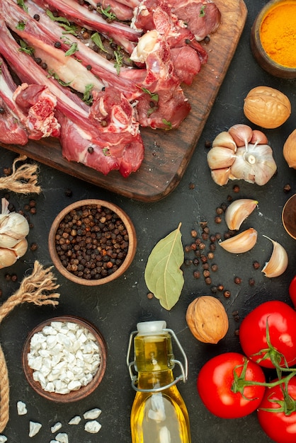 Fetta di carne cruda vista dall'alto con verdure fresche e condimenti diversi