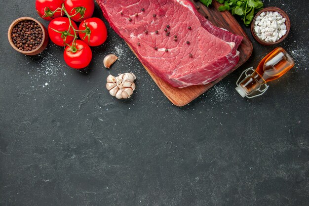 Fetta di carne cruda vista dall'alto con verdure e pomodori