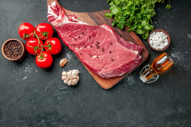 Fetta di carne cruda vista dall'alto con verdure e pomodori