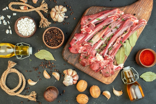 Fetta di carne cruda vista dall'alto con condimenti. cucinare un piatto di carne cruda