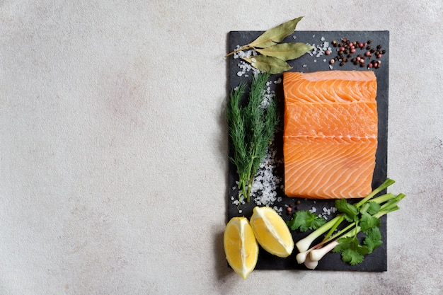 Photo top view raw trout still life