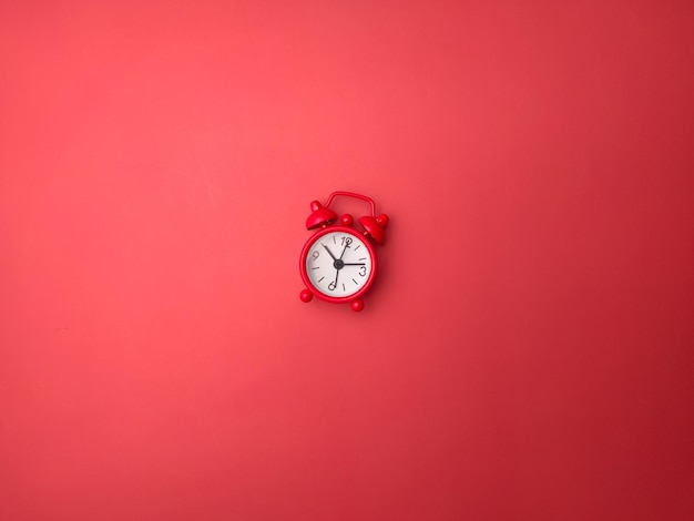 빨간색 배경 배경 및 질감 개념에 상위 뷰 빨간색 알람 시계