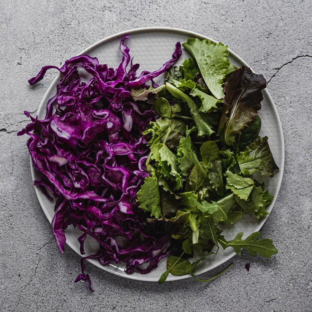 Foto vista dall'alto di cavolo rosso e insalata verde