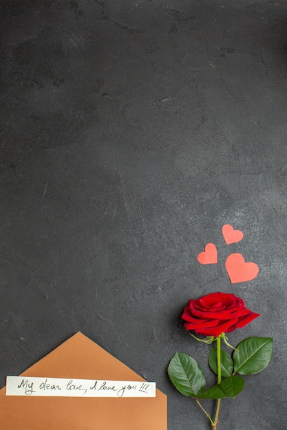 вид сверху красная роза с прекрасной запиской на темном фоне любовь пара страсть день святого валентина цвета сердце брак