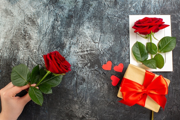 밝은 회색 배경에 발렌타인 데이 선물이 있는 상위 뷰 빨간 장미 커플 결혼 열정 휴일 심장 느낌 사랑