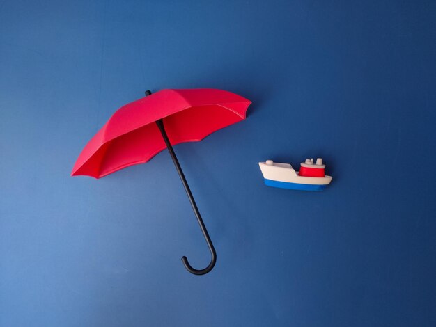 평면도 빨간 우산 덮여 비행기
