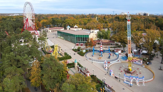 Вид сверху на аттракционы в парке города Харькова