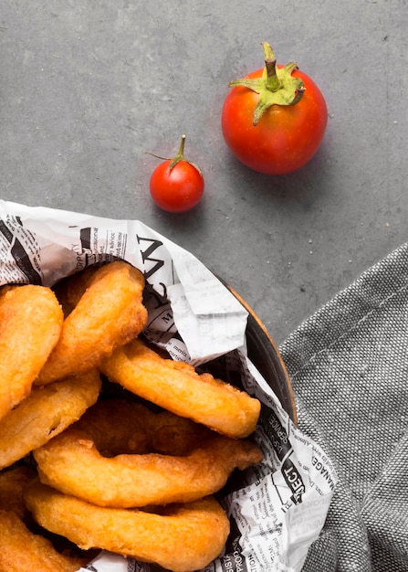 Photo top view of ring fries with tomatoes