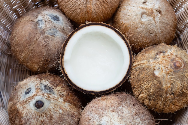 고리 버들 바구니에 잘 익은 코코넛의 최고 볼 수 있습니다.