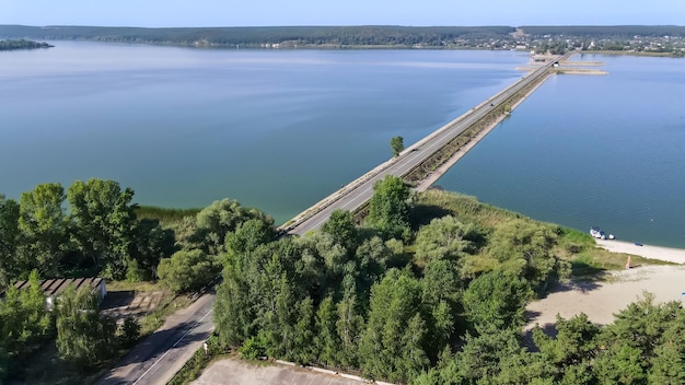 Вид сверху на дорогу на плотине через реку