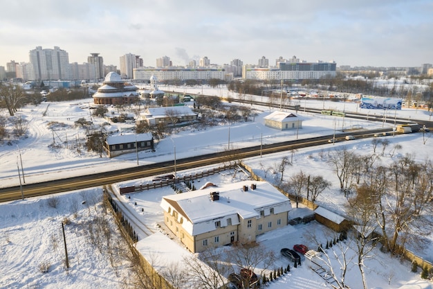 Vista dall'alto della strada e del distretto di loshitsa a minsk