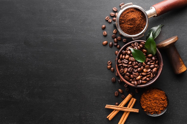 Foto vista dall'alto chicchi di caffè tostati con spazio di copia