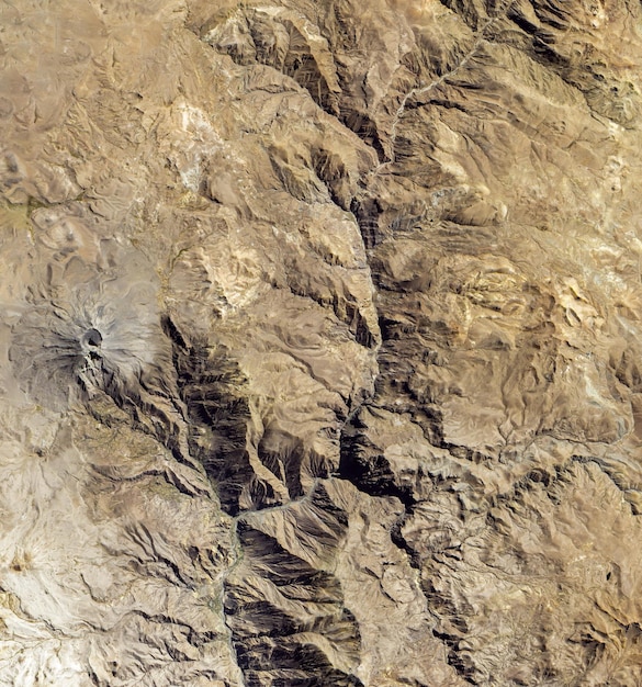 NASA에서 제공한 이 이미지의 암석 화산 표면 질감 요소의 상위 뷰
