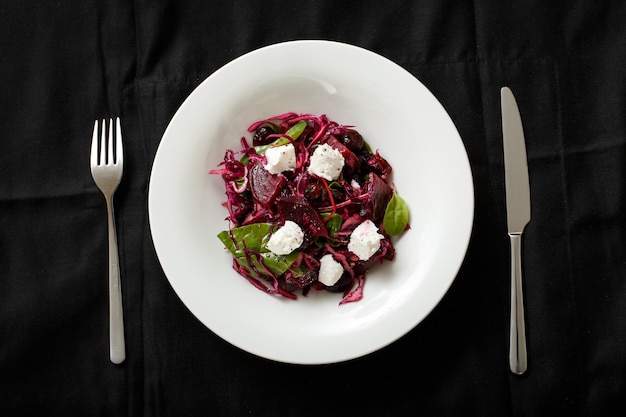 Photo top view salad with beet cabbage and mozzarella