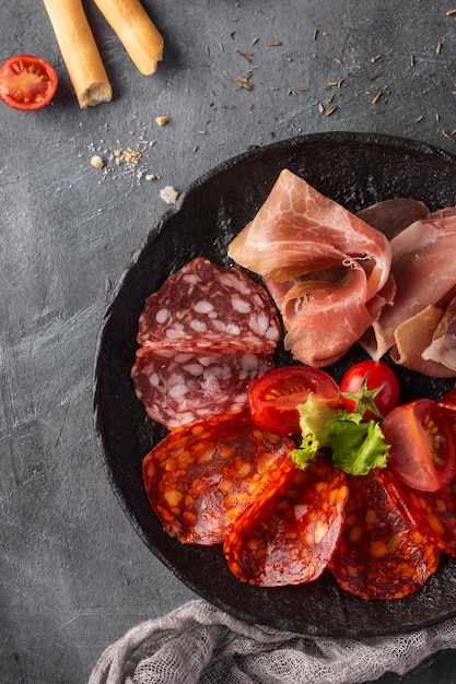 Photo top view of salami arrangement on plate