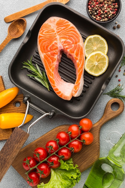 Foto vista dall'alto salmone e limone in padella