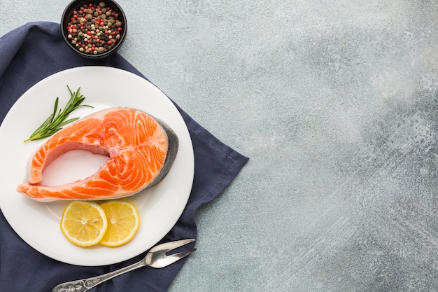 Photo top view salmon and lemon on plate