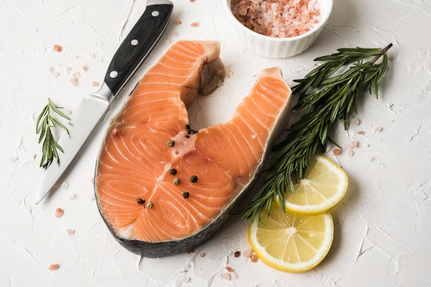 Foto vista dall'alto salmone con erbe aromatiche e limone