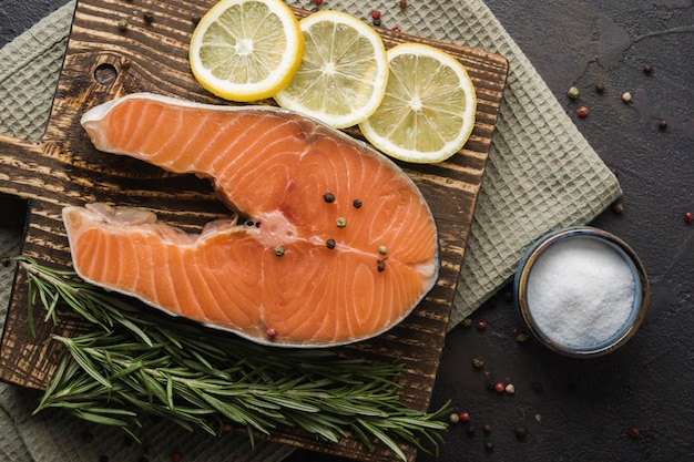 Foto salmone vista dall'alto con limone ed erbe aromatiche