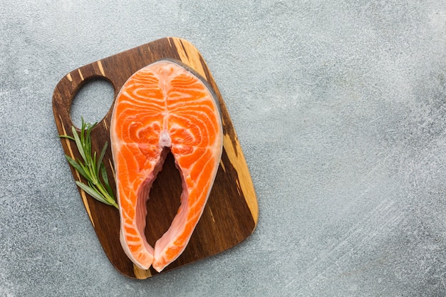 Photo top view salmon on wooden board