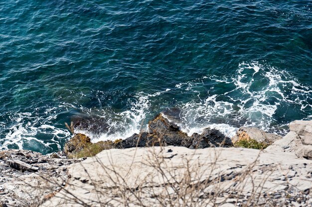 Foto vista dall'alto sul mare