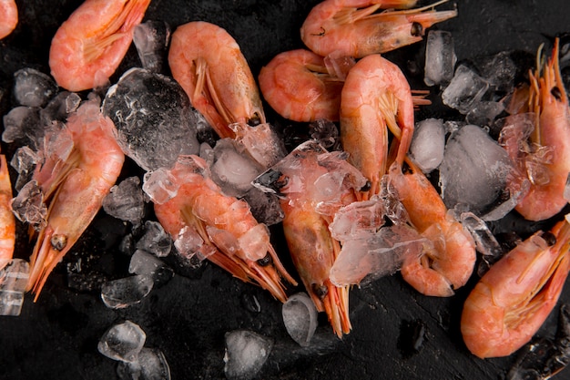 Foto vista dall'alto gamberetti di pesce su ghiaccio