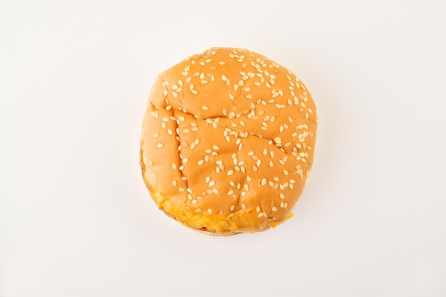 白い背景の上のごまの種のハンバーガーの上面図
