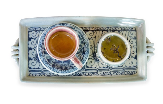 Vista dall'alto del set tazza di caffè e tè nel fuoco selettivo del piatto cinese