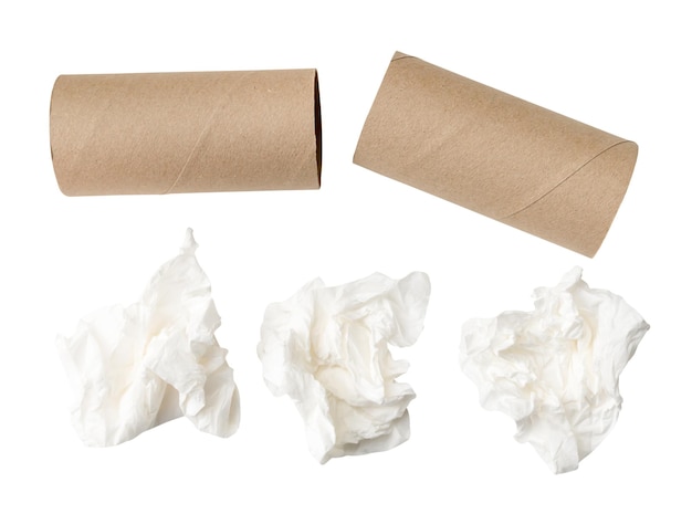 Foto impostazione superiore di palle di carta tissue avvitate o arrugginite con nuclei dopo l'uso in bagno o in bagno