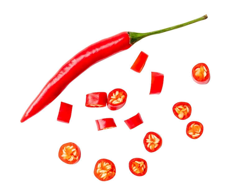 Foto top view set van rode chili pepers of cayenne pepers met kleine plakjes geïsoleerd op witte achtergrond