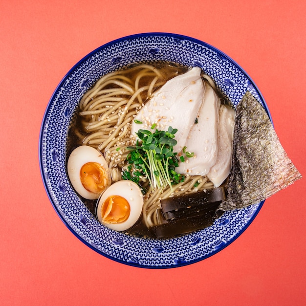 塩ラーメンの鶏肉と卵の濃厚スープの上面図