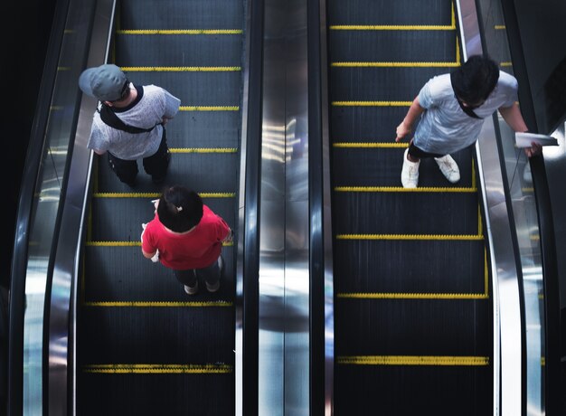 Foto scala mobile del negozio con vista dall'alto nel centro commerciale con il cliente dopo il blocco aperto nella pandemia di coronavirus