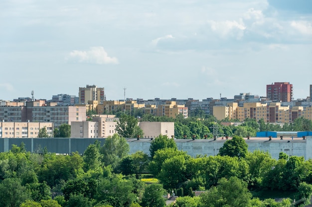 Вид сверху на спальный район большого города Осенний городской пейзаж Зеленые насаждения рядом с высотными современными зданиями