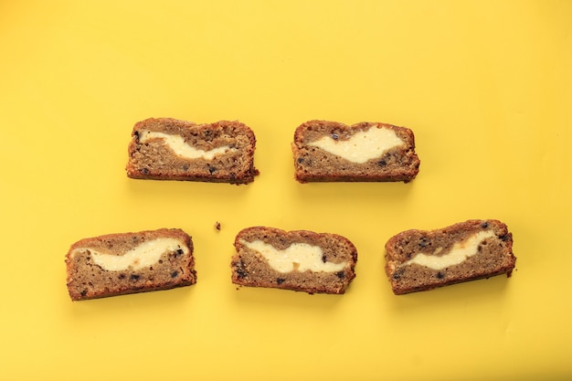 Pane alla banana a fette vista dall'alto (torta alla banana) con ripieno di crema di formaggio con spazio di copia