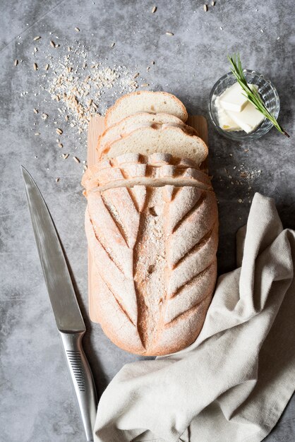 Photo top view sliced bread with knife